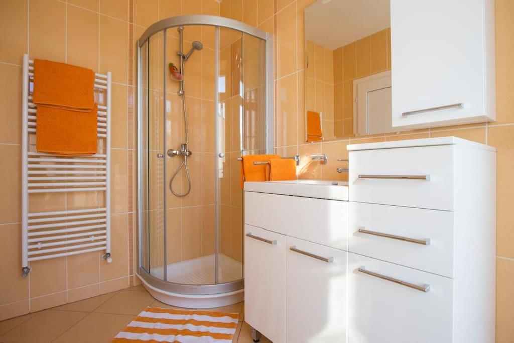 Villa Ajda - Orange Room Omišalj Kültér fotó