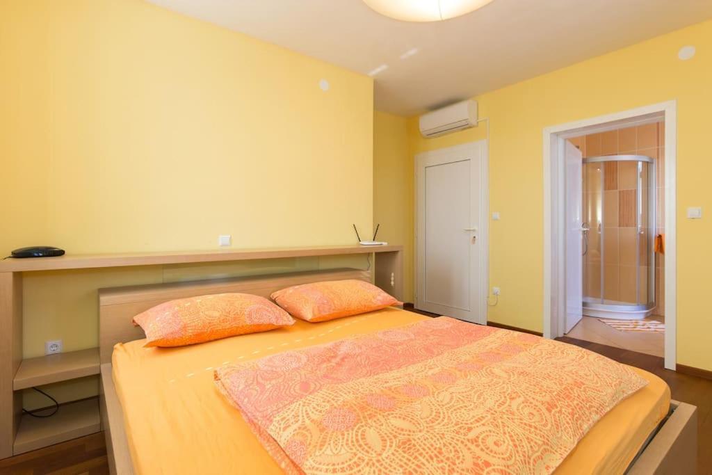 Villa Ajda - Orange Room Omišalj Kültér fotó