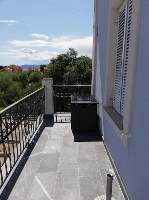 Villa Ajda - Orange Room Omišalj Kültér fotó